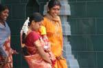 Femmes souriantes au sortir de la prière au temple tamoul, Matale, Ceylan Sri Lanka.