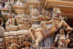Divinité à cheval sur la tour du temple Hindou, Matale, Ceylan Sri Lanka.