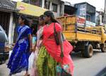Trois jeunes femmes en sari revenant de courses, rue de Matale, Ceylan Sri Lanka.