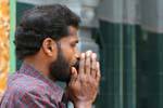 Homme d'origine tamoul, mains jointes, Muthumariamman Temple, Matale, Ceylan Sri Lanka.