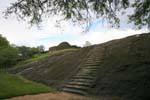 Accès, par escaliers creusés dans la roche, au stupa en face de la vatadagaya, le plus ancien bâtiment de Medirigiriya, Medirigiriya, Ceylan Sri Lanka.