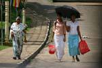 Passantes dans une rue de Nalanda, Ceylan Sri Lanka.