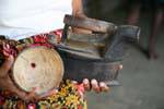 Bois de chauffage pour antique fer à repasser (usage du cocotier), Nalanda, Ceylan Sri Lanka.