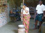 Broyage de la pulpe de noix de coco au pilon, à l'ancienne, Nalanda, Ceylan Sri Lanka.