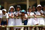 Enfants sri-lankais au spectacle, Pinnawela, Ceylan Sri Lanka.