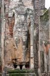 Bouddha géant de brique sans tête du sanctuaire Lankatilaka, Alahana Parivena, Polonnaruwa, Ceylan Sri Lanka.