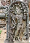 Sculpture en niche au pied du Lankatileke, Alahana Parivena, Polonnaruwa, Ceylan Sri Lanka.