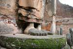 Pieds du bouddha du 12e siècle, sanctuaire de Lankatilaka, Alahana Parivena, Polonnaruwa, Ceylan Sri Lanka.
