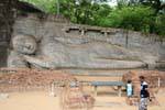 Vue d'ensemble du bouddha couché sculpté dans le roc, symbole de l'art Singhalais, Gal Vihara, Polonnaruwa, Ceylan Sri Lanka.