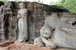 Le grand Bouddha gisant, parvenu au nirvāna et le bouddha debout, Gal Vihara, Polonnaruwa, Ceylan Sri Lanka.