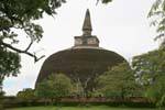Le Stupa Rankot Vihara construit par Nissanka Malla vers 1190, Polonnaruwa, Ceylan Sri Lanka.