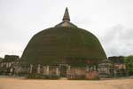 Terrasse et Vahalkadas du plus grand stupa de Polonnaruwa, Rankot Vihara, Ceylan Sri Lanka.