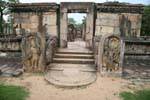 Extérieur de l'Hatadage, Terrasse de la Dent, Polonnaruwa, Ceylan Sri Lanka.
