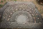 Sandakada pahana (lune de pierre) à une des entrées du Polonnaruwa Vatadage ou Terrasse de la Dent, Ceylan Sri Lanka.