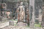 Bouddha debout situé sur la Terrasse de la dent ou Hatadage, Polonnaruwa, Ceylan Sri Lanka.