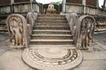 Une des quatre entrées du Vatadage, Polonnaruwa, Ceylan Sri Lanka.