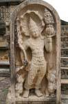 Sculpture dans niche à une des entrées du Polonnaruwa Vatadage, Ceylan Sri Lanka.