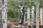 Bouddha debout au milieu des colonnes, Terrasse de la Dent, Polonnaruwa, Ceylan Sri Lanka.