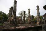 Colonnes usées et petit stupa dans Dalada Maluva, Polonnaruwa, Ceylan Sri Lanka.