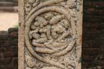 Détail d'une colonne de l'Atadage, Polonnaruwa, Ceylan Sri Lanka.