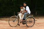 Couple de jeunes sri-lankais en vélo sur le site de Polonnaruwa, Ceylan Sri Lanka.