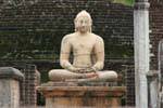 Bouddha en lotus devant le stupa intérieur du Vatadage, Polonnaruwa, Ceylan Sri Lanka.