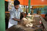 Fabrique d'objets en bois à Polonnaruwa, Ceylan Sri Lanka.