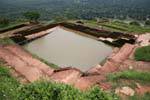 La piscine du roi Kassapa en haut du rocher, Sigirîya, Ceylan Sri Lanka.
