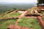 Vue sur les ruines des antiques constructions et la piscine, Sigirîya, Ceylan Sri Lanka.