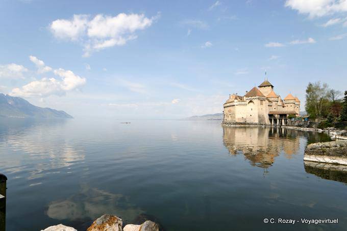 Le château de Chillon se reflétant dans le lac Léman - Suisse