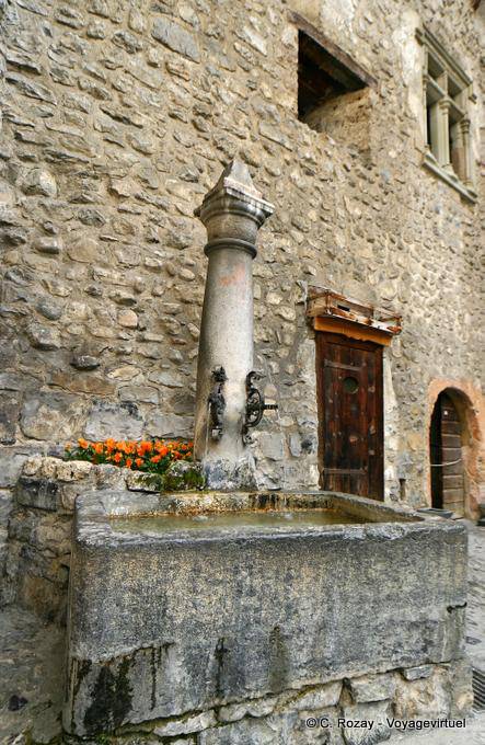 Fontaine, Château de Chillon, Montreux - Suisse