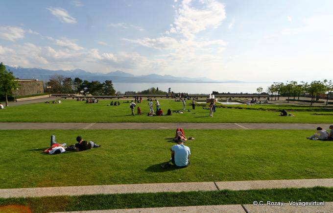 Esplanade de Montbenon, face au lac, Lausanne - Suisse