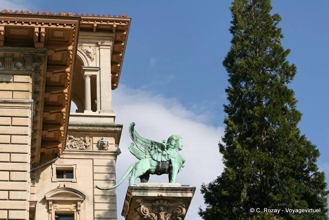 Place Riponne, autre vue du Palais de Rumine, Lausanne - Suisse