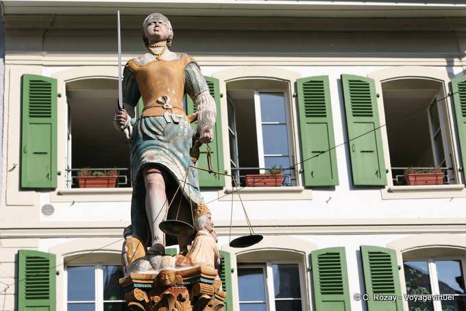 Lausanne, Place la Palud, gros plan sur la statue de la Fontaine de la Justice - Suisse