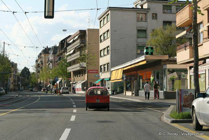 Voiture à pédale dans une rue de Lausanne - Suisse