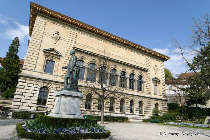 Statue du Grand Louis sur le côté du Palais Rumine, Lausanne - Suisse