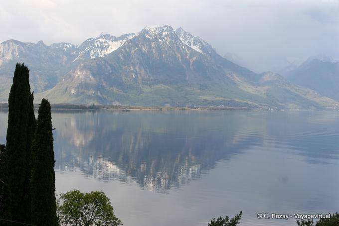 Neige et montagne dans le lac Léman - Suisse