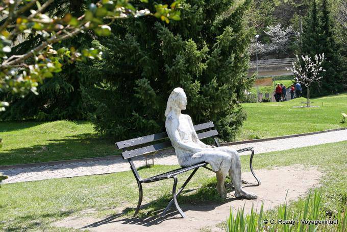 Autre vue de la femme aux lunettes de soleil, bronze de George Segal, Martigny, fondation Gianadda - Suisse