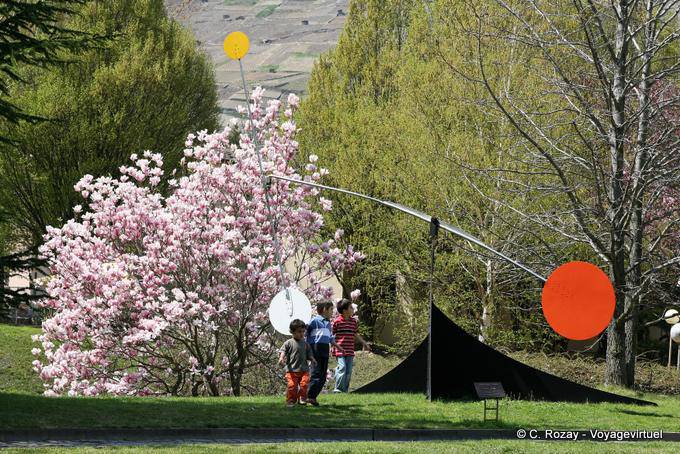 Martigny, fondation Gianadda, les enfants sous le mobile d'Alexander Calder - Suisse