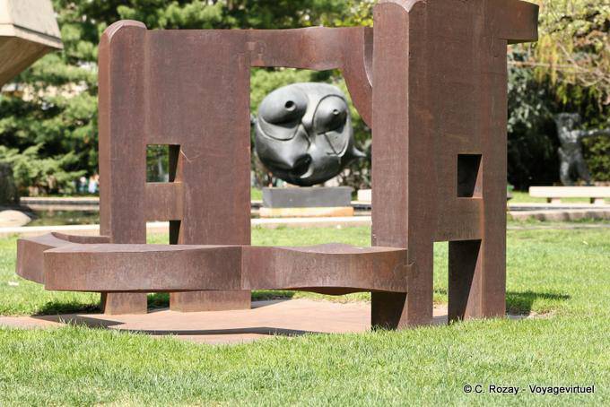 Miro, aperçu entre une oeuvre de Eduardo Chillida, Martigny, Fondation Gianadda - Suisse