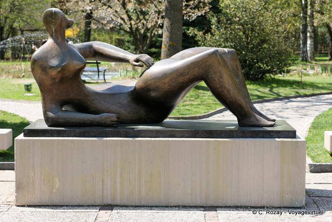 Vue globale de Reclining figure, Henry Moore, fondation Gianadda, Martigny - Suisse