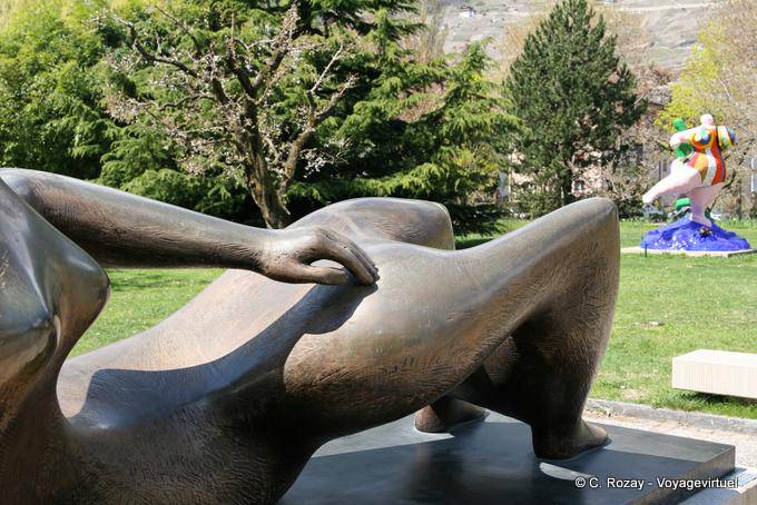 Nu féminin en bronze, Henry Moore, Reclining figure, fondation Gianadda, Martigny - Suisse