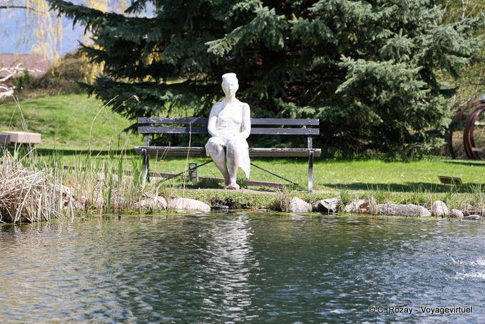 La Femme aux lunettes de soleil sur un banc, G. Segal, Gianadda - Suisse