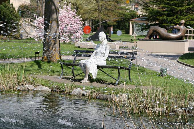 George Segal, sculpture derrière les jets d'eau, Femme sur un banc, Gianadda - Suisse