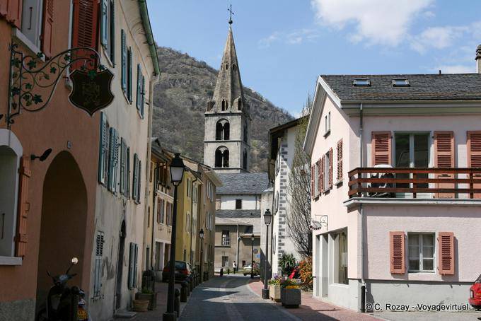 L'église de Martigny vue depuis une rue - Suisse