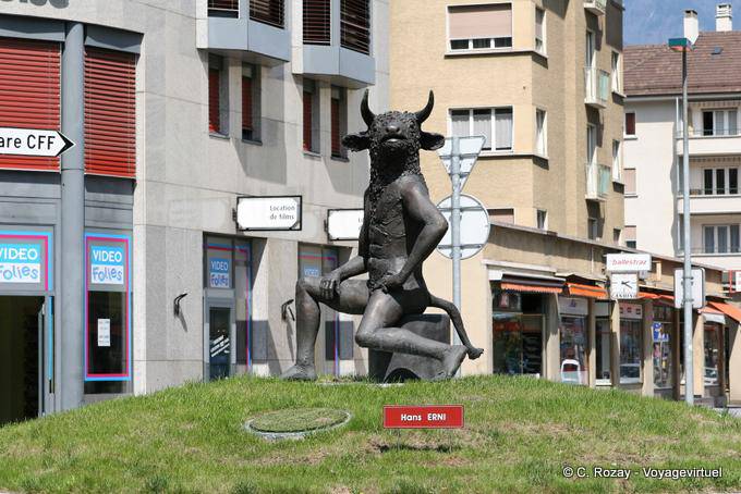 Le Minotaure, sculpture de Hans Erni, Giratoire de l’avenue de la Gare, Martigny - Suisse