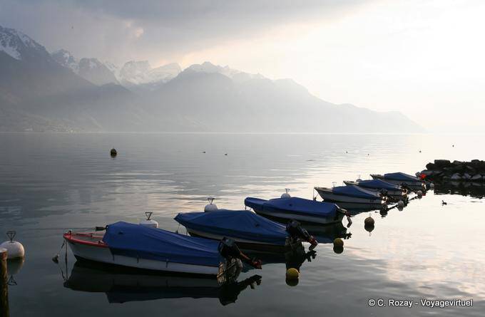 Alignement de bateaux dans la brume, Montreux - Suisse