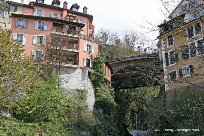 Le pont au-dessus du torrent, Gorges du Chauderon, Montreux - Suisse