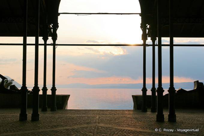 Coucher de soleil sur le lac, vue depuis le marché couvert de Montreux - Suisse