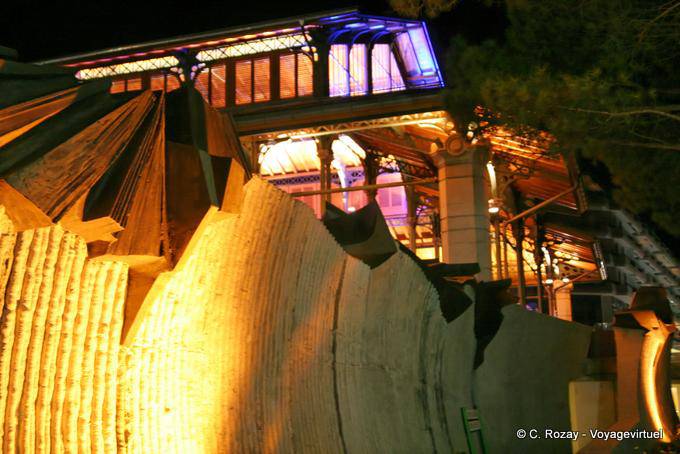 Le Mur de Jaquier et les halles la nuit, Montreux - Suisse